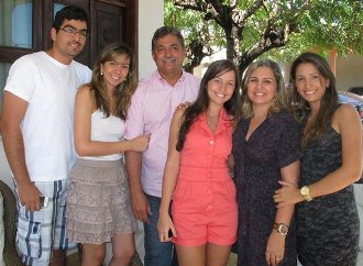 Florêncio Neto (esquerda), irmãs, mãe e o deputado Carilhos Florêncio