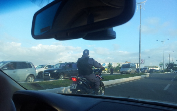 Na maior cara de pau, policial militar pitola moto sem capacete.