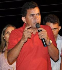 Vilson Andrade discursando para população de Gonçalves Dias.