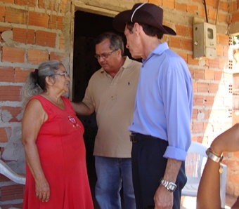 Eduardo Castelo Branco conversa com moradores de Anajatuba.