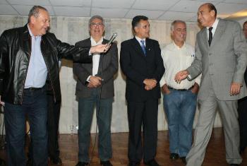 Ribamar Alves comemora com membros da legenda.