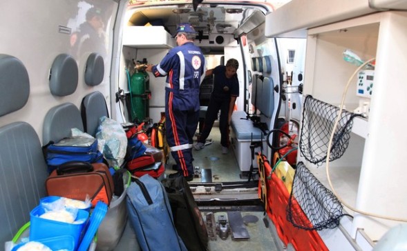 Funcionários adaptam ambulância para que São Luís não fiquem sem UTI móvel (Foto: Diego Chaves/O Estado)