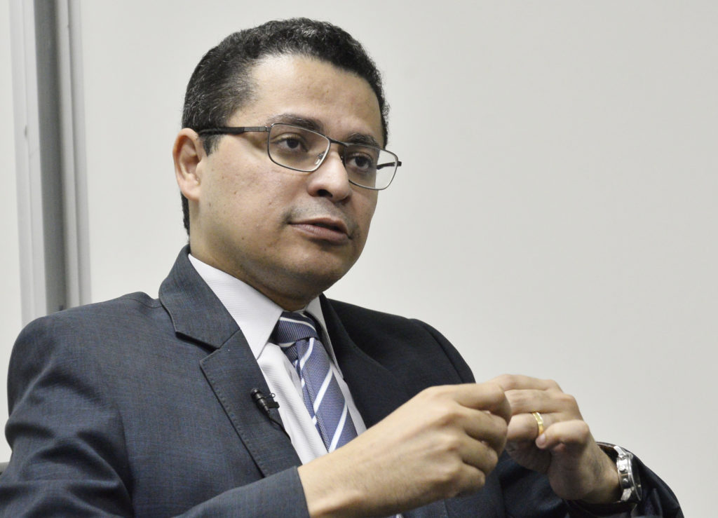 Carlos Lula secretário de Saúde.
